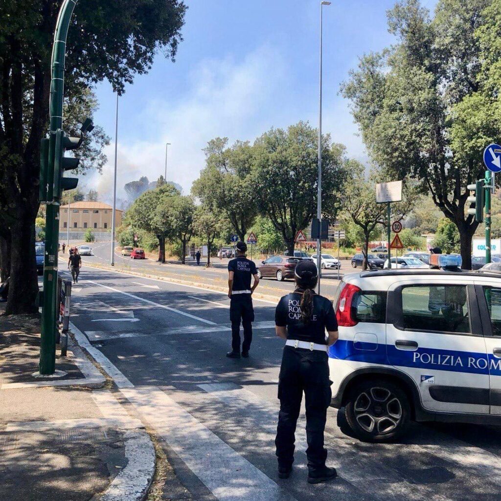 Galleria foto 'Roma, incendio a Monte Mario: alta colonna di fumo nero' - foto 3