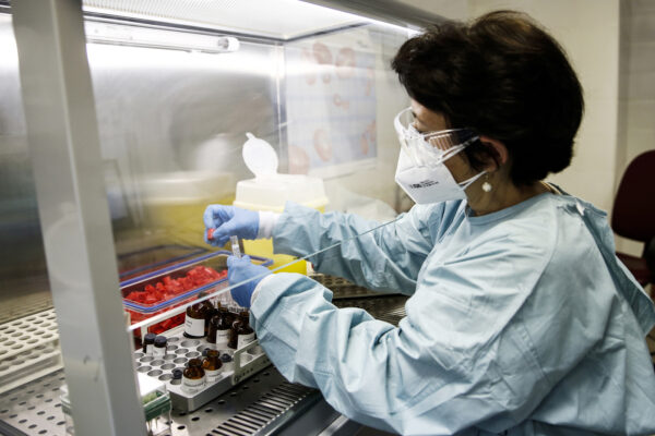 Coronavirus Roma, Fase 2: il laboratorio dove vengono effettuati i test virologici di prevenzione alla diffusione del Covid 19