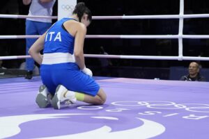 Olimpiadi di Parigi 2024 - Boxe, Angela Carini si ritira dopo pochi secondi di gara contro Imane Khelif