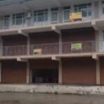 India, un edificio crolla nel fiume per le forti piogge nell’Himachal Pradesh