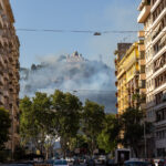 Roma, a fuoco Monte Mario: palazzi evacuati e auto bruciate. Gualtieri: “Rogo partito da baracche”