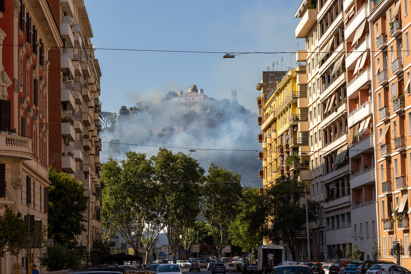 Roma, a fuoco Monte Mario: palazzi evacuati e auto bruciate. Gualtieri: “Rogo partito da baracche”