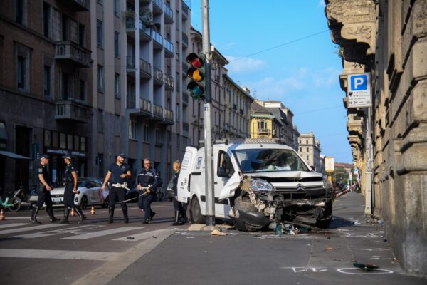 Milano, un minivan investe pedoni: un morto e tre feriti