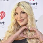 Tori Spelling, l’attrice di Beverly Hills scherza: “Dovrò aprire un profilo OnlyFans per pagare college ai miei figli”