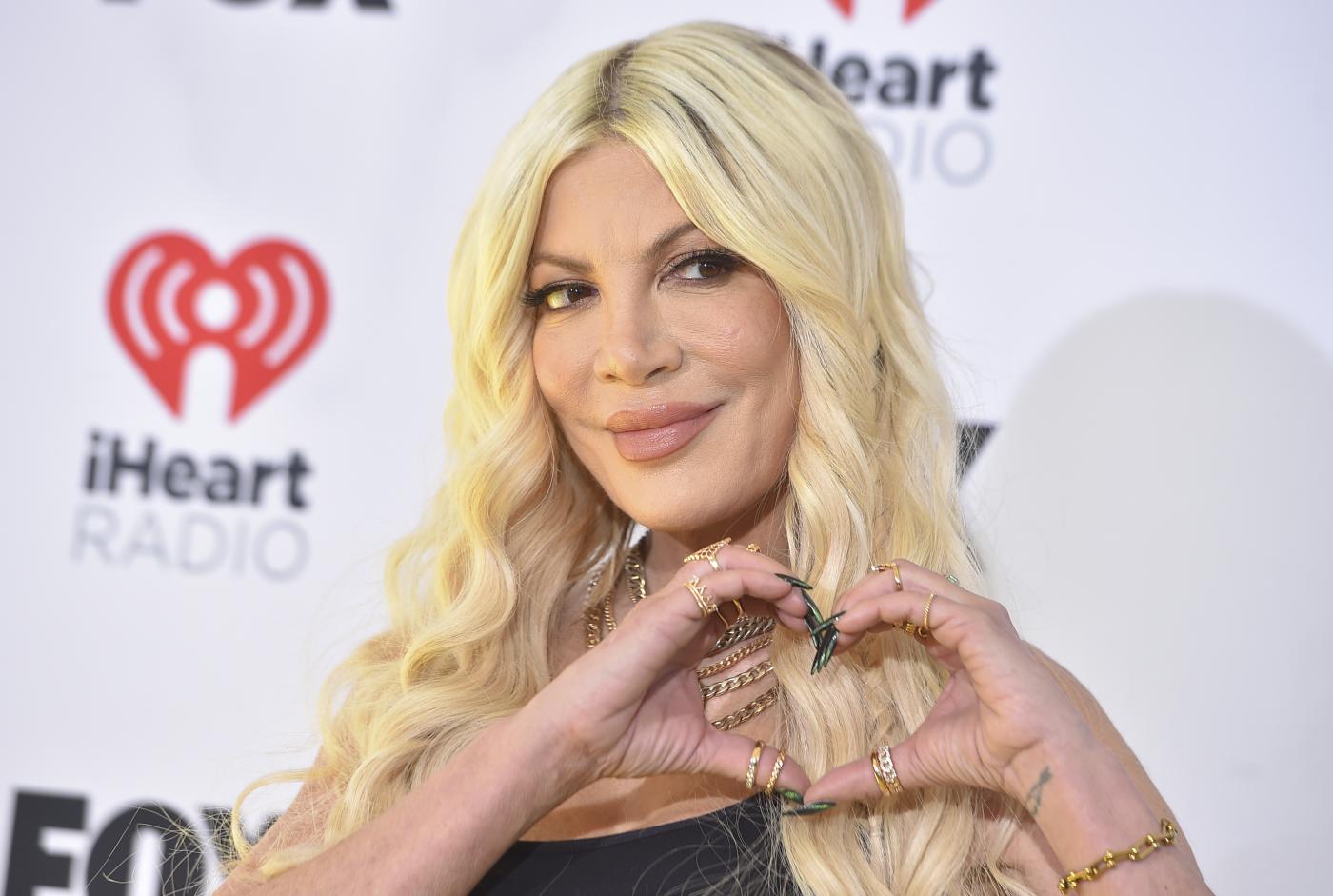 Tori Spelling, l’attrice di Beverly Hills scherza: “Dovrò aprire un profilo OnlyFans per pagare college ai miei figli”