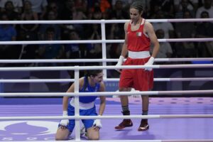 Olimpiadi di Parigi 2024 - Boxe, Angela Carini si ritira dopo pochi secondi di gara contro Imane Khelif