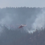 Colorado, gli incendi devastano la regione: le operazioni di spegnimento di aerei ed elicotteri dei vigili del fuoco
