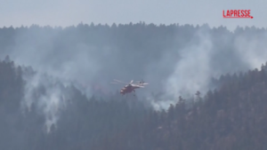 Colorado, gli incendi devastano la regione: le operazioni di spegnimento di aerei ed elicotteri dei vigili del fuoco