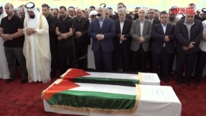 Ismail Haniyeh, i funerali a Doha: centinaia di persone nella Moschea dell’Imam Muhammad bin Abdul Wahhab