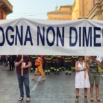 Strage Bologna, 44 anni fa il terribile attentato: Schlein e Piantedosi accompagnano il corteo