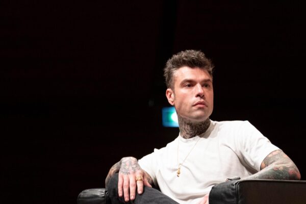 Fedez in dialogo con David Lazzari, presidente nazionale dell’ordine degli psicologi presso l’Auditorium del Salone del Libri di Torino