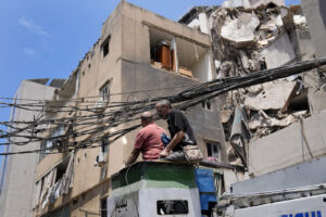 Edifici danneggiati dopo l'attacco aereo israeliano nella periferia meridionale di Beirut, Libano