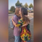 Usa-Russia, scambio prigionieri: l’artista Skochilenko incontra la fidanzata dopo la liberazione