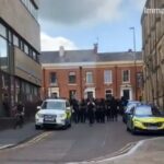 Regno Unito, tensioni e scontri a Stoke tra migranti e dimostranti anti-immigrazione