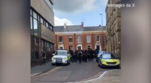 Regno Unito, tensioni e scontri a Stoke tra migranti e dimostranti anti-immigrazione