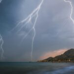 Teramo, colpite da un fulmine in spiaggia ad Alba adriatica: grave 40enne