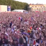 Parigi 2024, la gioia dei francesi per il 4° oro di Marchand
