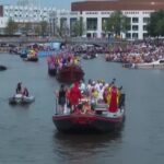 Olanda, i canali di Amsterdam si colorano di arcobaleno per il Pride