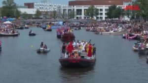 Olanda, i canali di Amsterdam si colorano di arcobaleno per il Pride