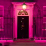 Regno Unito, Downing Street si illumina di rosa in omaggio alle vittime dell’accoltellamento di Southport