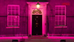 Regno Unito, Downing Street si illumina di rosa in omaggio alle vittime dell’accoltellamento di Southport