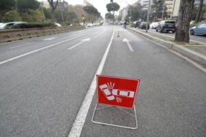 Brindisi, 20enne morto caduto da auto: conducente positivo alcol test