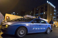 Un'auto della polizia (immagine d'archivio). A Roma gli agenti della squadra mobile hanno arrestato una 29enne per omicidio per aver gettato il figlio nel water subito dopo averlo partorito in casa