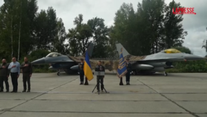 Ucraina, Zelensky mostra i primi F-16 arrivati dagli alleati