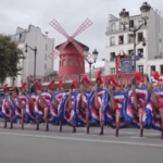 Parigi 2024, l’omaggio delle ballerine del Moulin Rouge