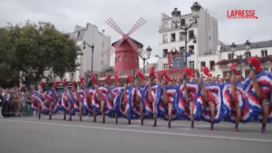 Parigi 2024, l’omaggio delle ballerine del Moulin Rouge