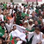 Parigi 2024, i tifosi algerini celebrano la medaglia di Imane Khelif