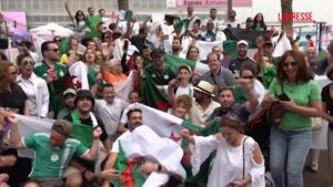 Parigi 2024, i tifosi algerini celebrano la medaglia di Imane Khelif