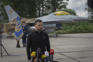 Ucraina, Kiev riceve i primi F-16. Zelensky: “Ci faranno vincere”