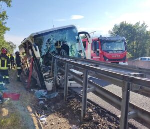 Arezzo, pullman di turisti si ribalta in A1: un morto e 22 feriti