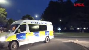 Regno Unito, scontri tra polizia e manifestanti estrema destra a Bristol