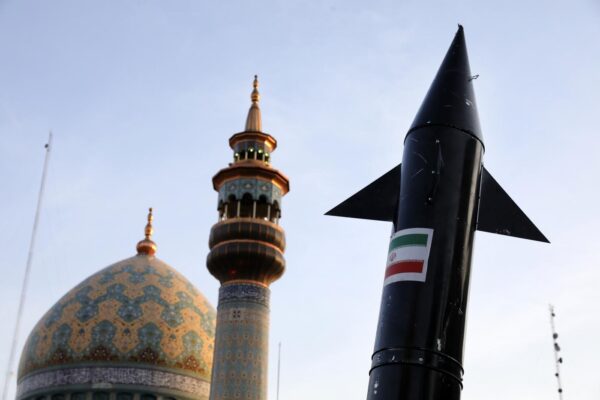 Manifestanti iraniani durante un raduno anti-israeliano in piazza Felestin a Teheran.