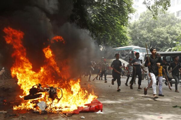 Bangladesh, oltre 200 morti in proteste. Si dimette la premier Sheikh Hasina