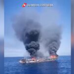 Salerno, nave prende fuoco e affonda: le immagini dell’incidente