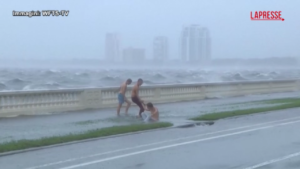 Florida, in arrivo l’uragano Debby: alberi abbattuti e strade allagate