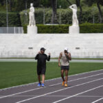 Parigi 2024, accuse di molestie da tre donne: ritirato l’accredito al coach di Marcell Jacobs