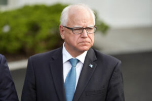 Tim Walz, chi è il vice scelto da Kamala Harris