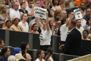 Vaticano, animalisti protestano durante udienza Papa: “La corrida è peccato”