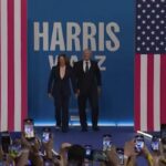 Usa, Kamala Harris sul palco con Tim Walz: “Il vicepresidente che gli Stati Uniti si meritano”