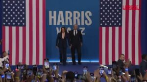 Usa, Kamala Harris sul palco con Tim Walz: “Il vicepresidente che gli Stati Uniti si meritano”