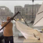 Maltempo, Milano colpita da nubifragio: turisti in fuga in piazza Duomo
