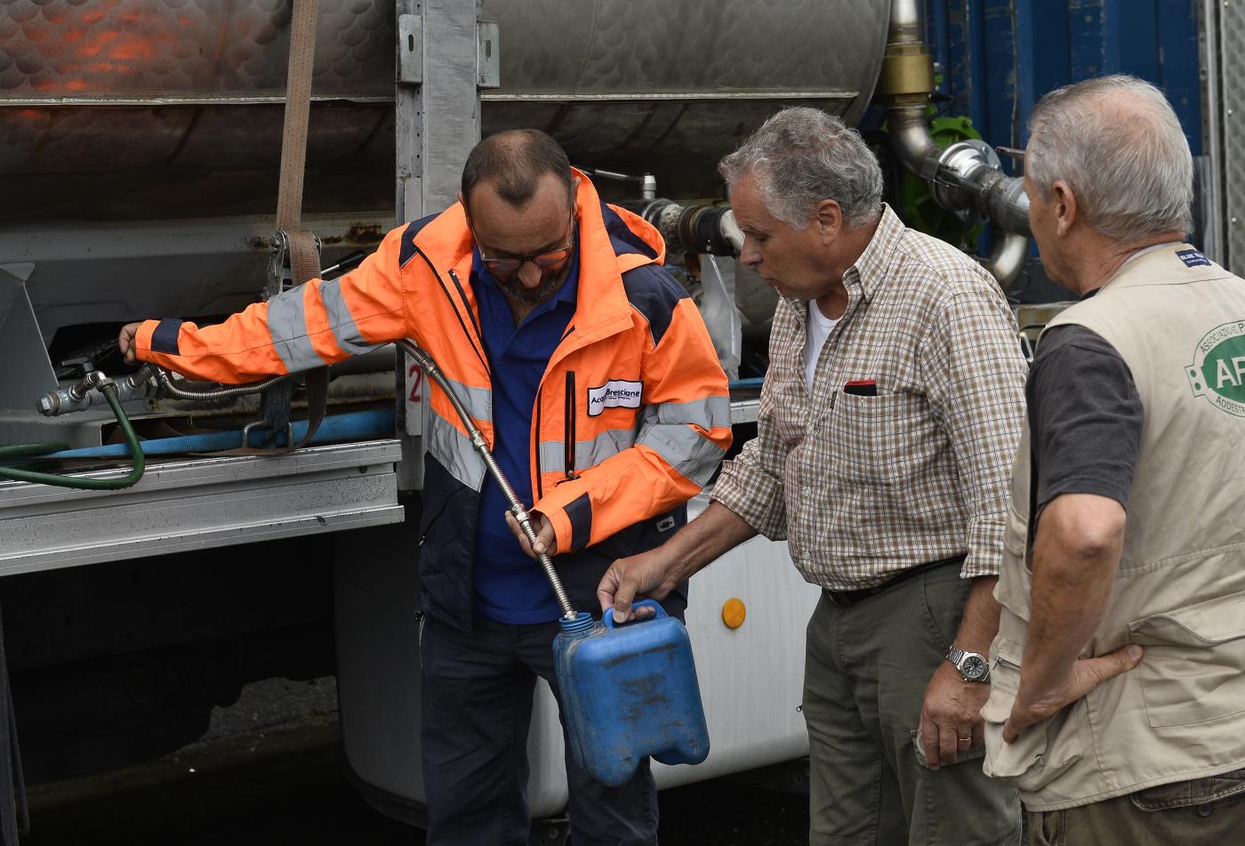 Siccità, nel Nisseno distribuiti 260mila litri di acqua in 2 giorni Siccità, nel Nisseno distribuiti 260mila litri di acqua in 2 giorni