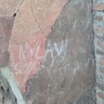Pompei, sfregia la ‘Casa delle Vestali’: denunciato turista inglese