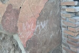 Pompei, sfregia la ‘Casa delle Vestali’: denunciato turista inglese