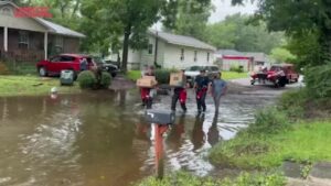 Usa, tempesta tropicale Debby allaga le strade: residenti camminano nell’acqua alta