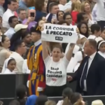 Vaticano, animalisti protestano durante l’udienza del Papa: “La corrida è peccato”